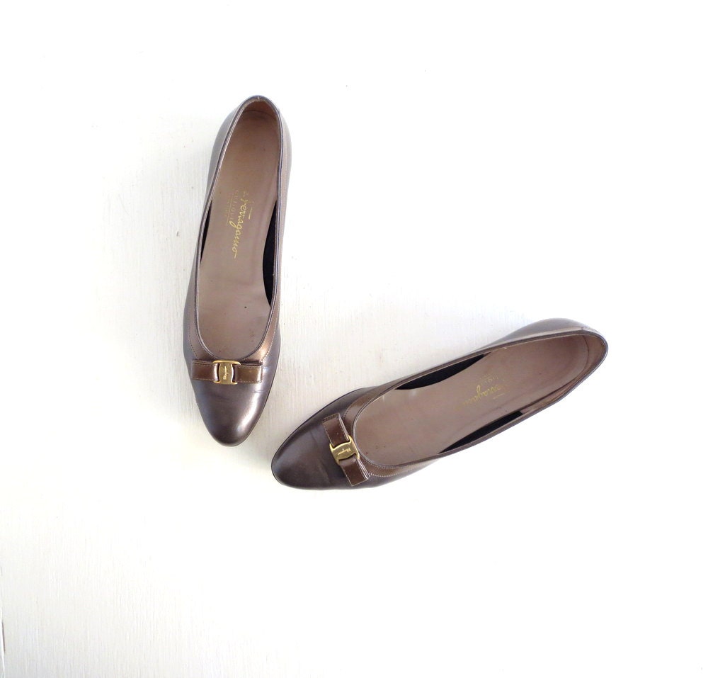 Vintage Ferragamo Flats / 1980s Shoes / Metallic Leather / Bow Flats / Size 8.5 - SmallEarthVintage
