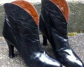 Vintage 1980s Shoe Biz Black Leather Scalloped Bootie 7N