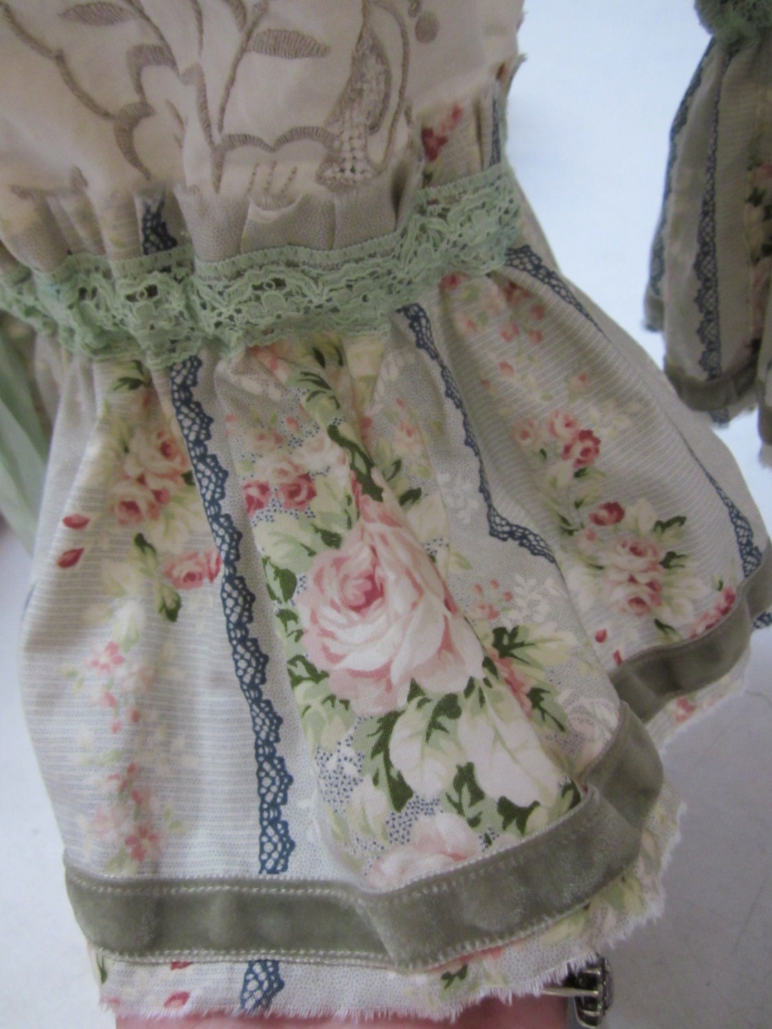 Vintage Kitty bloomers.. gorgeous embroidered linen, shabby chic.. ecru, roses.. lace and ribbon.. ooak..  Med/xl