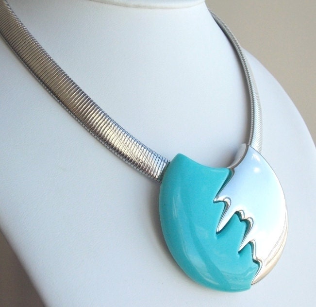 Jazzy Necklace with large turquoise Medallion silvertone tubogas 1980s