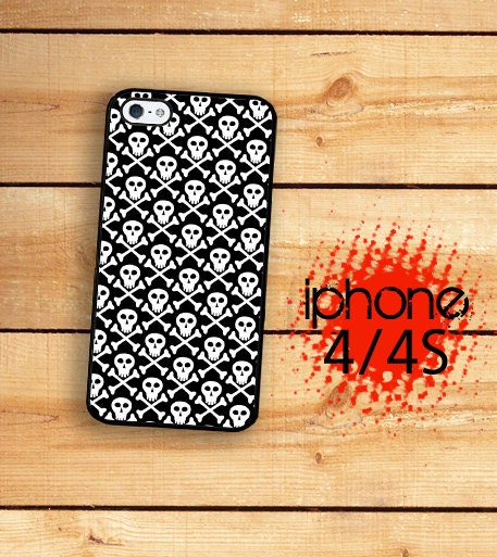 IPhone 4 and 4S Skull and Crossbone Pirate iPhone Hard Case / Fits Iphone 4, 4S Black and White  Rubber Trim