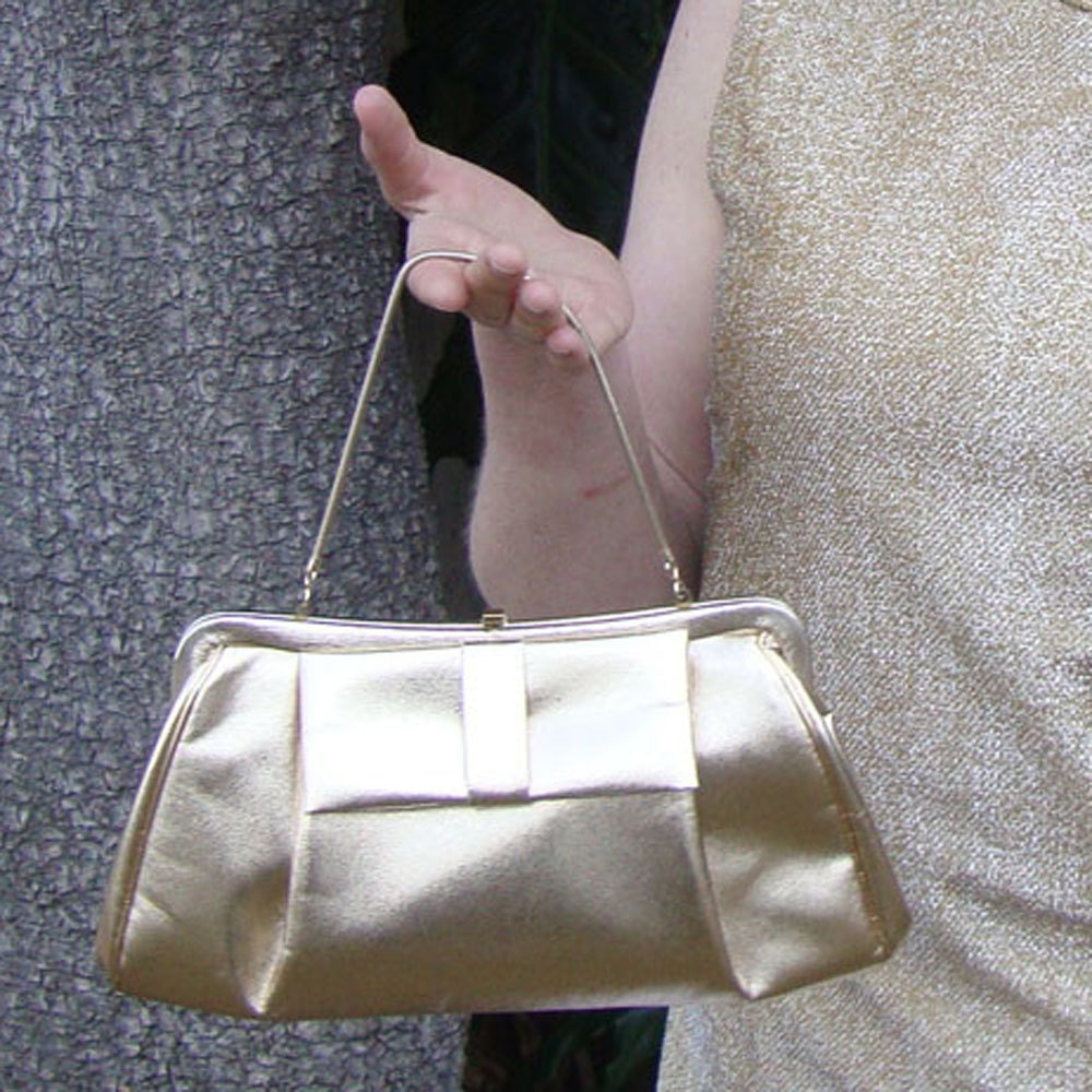 Vintage 60s Gold Vegan Leather Purse Clasp Opening With Cute Bow Detail With Gold Chain Handle