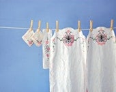Embroidered Linens Set Butterfly Runner Cloth Napkins Vintage Dresser Scarves 50s Floral Dresser Scarf French Knot Flower Table Runner