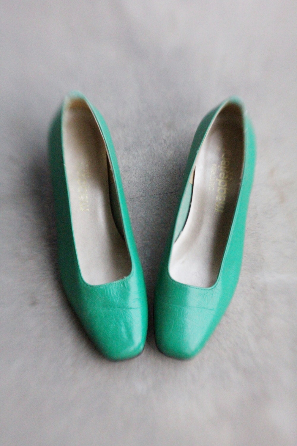Vintage 60's Green Leather Kitten Heel Low Pumps by Magdesians of California, size 6