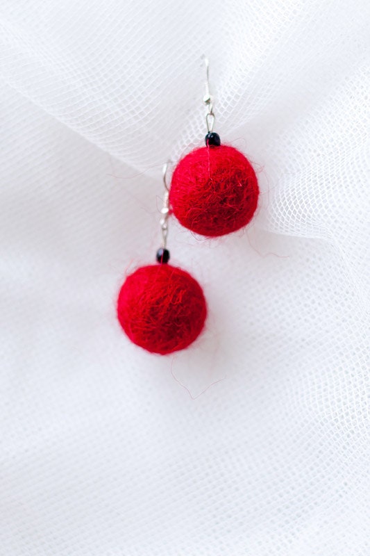 Hand felted earrings in poppy red. Felt fashion. Simple & Geometrical. Balls. Fiber Art. - EttarielArt