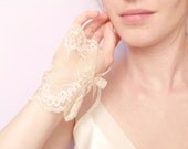 Bridal fingerless gloves Ivory French calais Lace OOAK by Jye, Hand-made in France