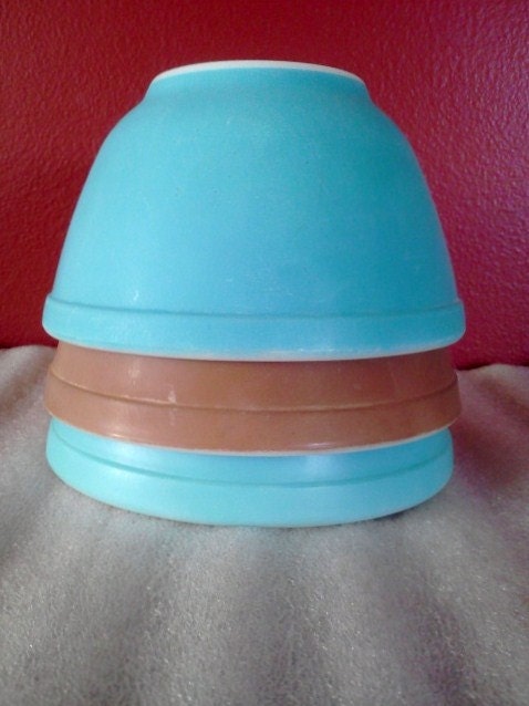 Vintage Pyrex Bowls Cocoa Brown and Robin Egg Blue
