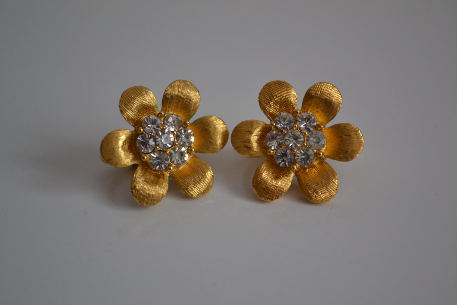 Vintage signed TRIFARI flower dainty rhinestones gold clip on earrings