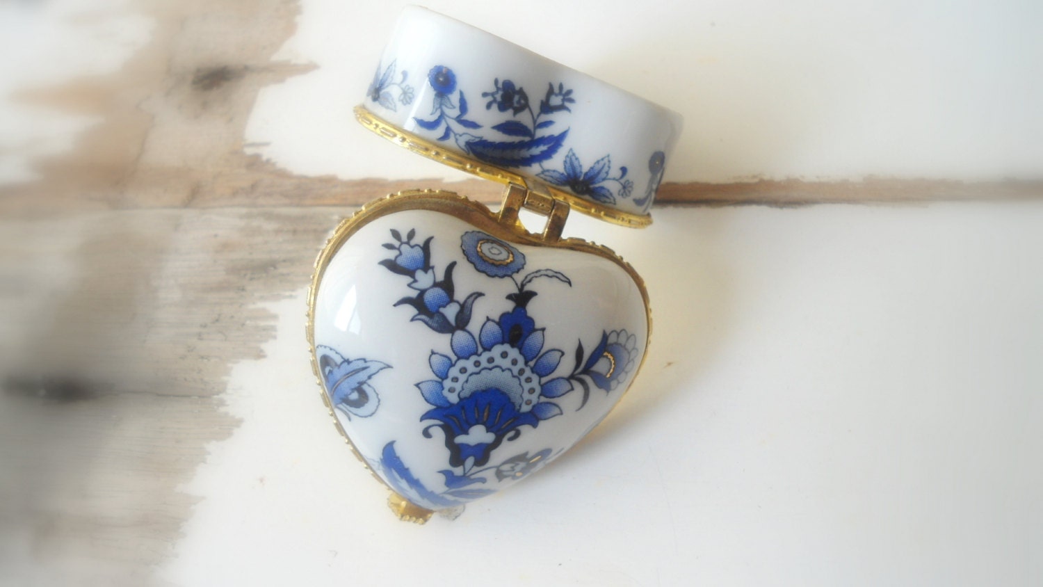 heart blue and white box- pill box- small ceramic storage- vintage BOX- tiny little gift- interior inspiration in gold-60s