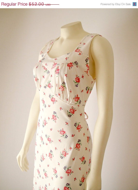 SALE Vintage. MINT. 50's. White Floral Nightgown. Lingerie. Dress. Roses. Rayon. Maxi. Sleeveless. Gathered Bodice. Retro. Romantic. Small.