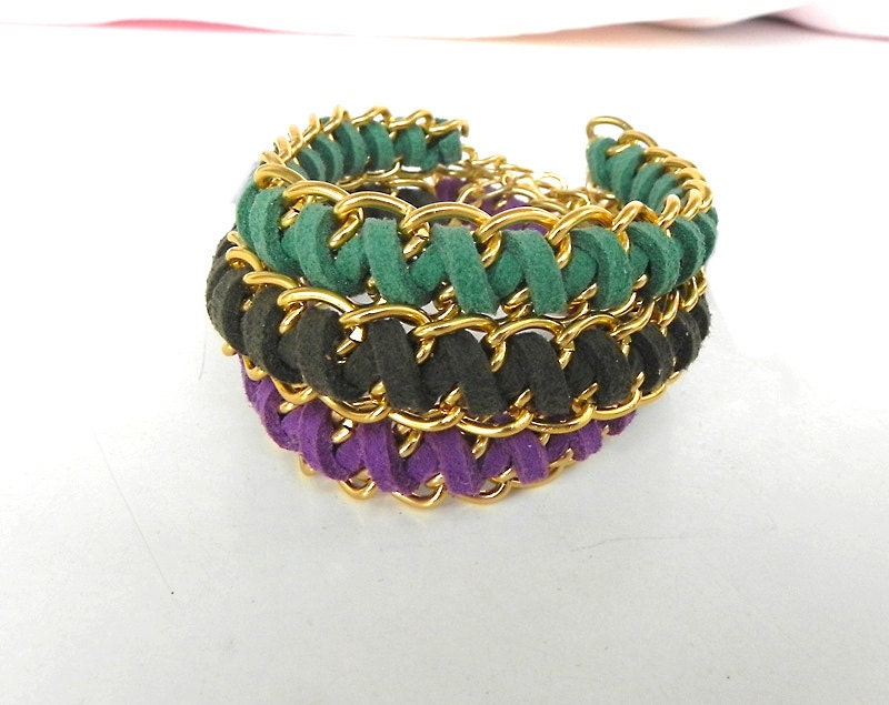 Trendy friendship bracelet with gold chain, suede cord, stackable bracelet