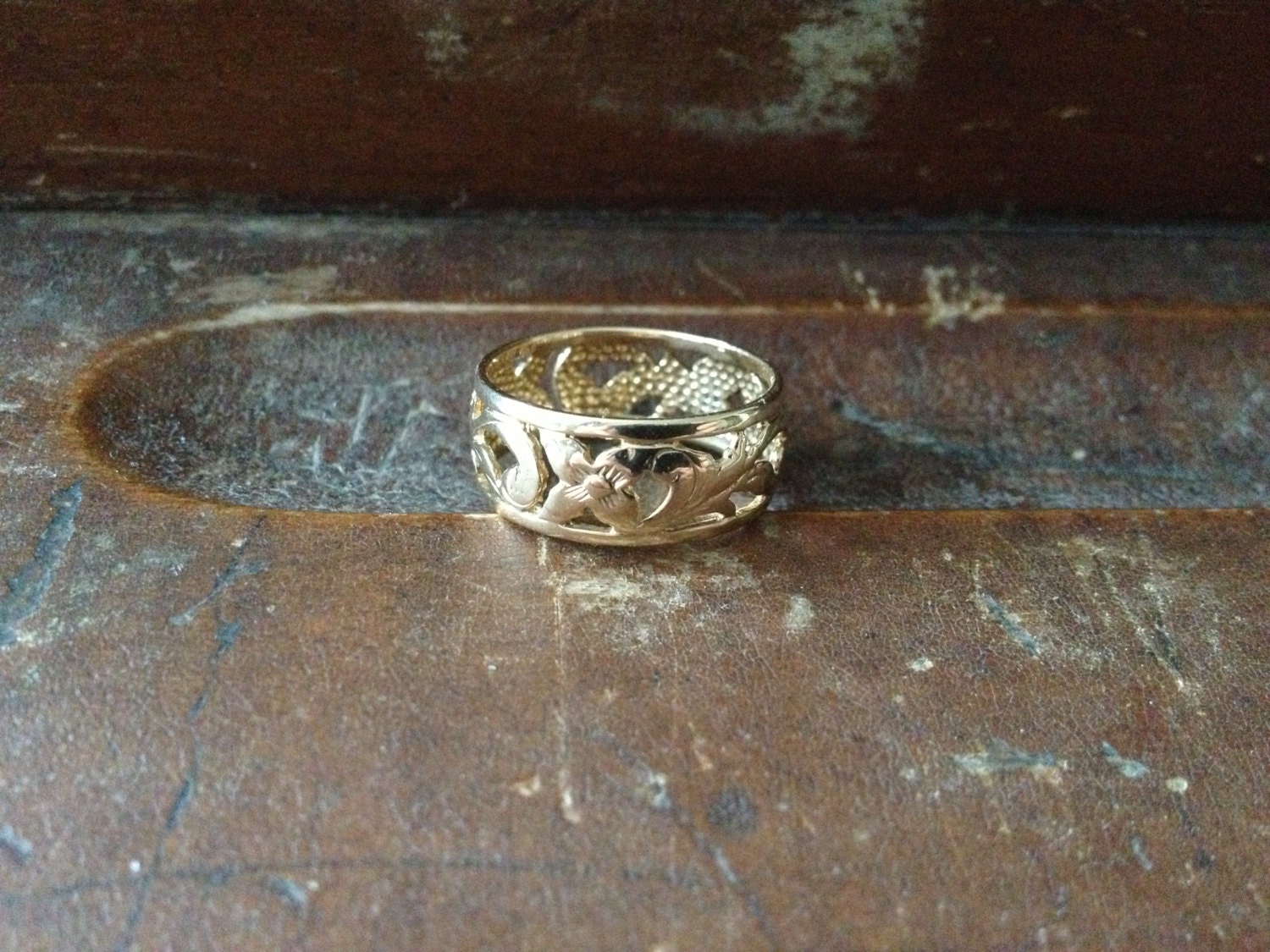 flowers and leaves / a cut out ring / size 7 / 14k wedding ring