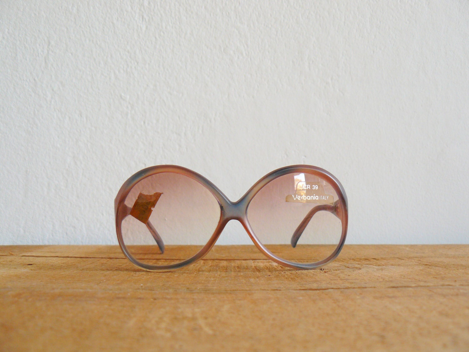 Vintage 1970s deadstock brown blue satin frame sunglasses. Oversized butterfly eyewear - BottegaVintage Vintage 1970s deadstock brown blue satin frame sunglasses. Oversized butterfly eyewear - BottegaVintage