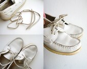 Vintage Women Moccasins, 1980s Levis Boat Shoes in Ivory Leather - Size 6 / 6.5