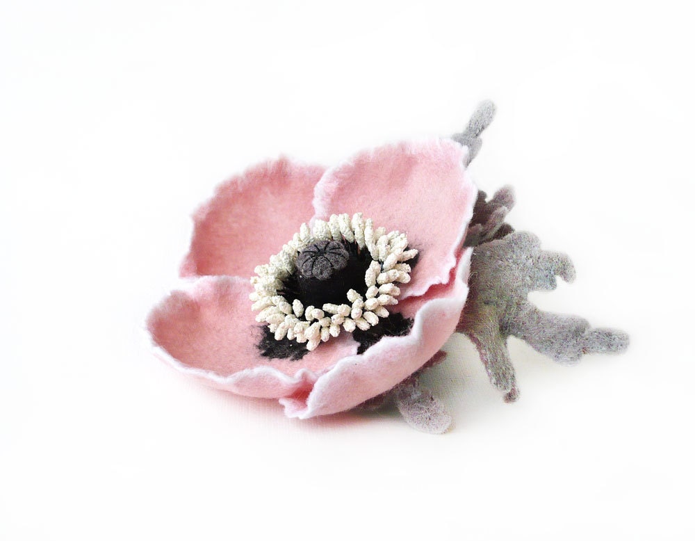 Felt flower brooch pale pink Poppy