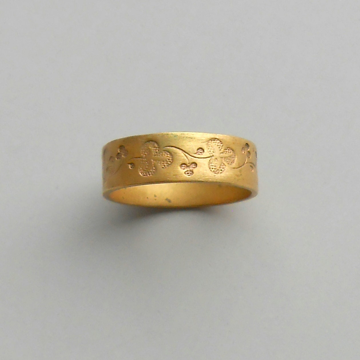 Stamped Clover Ring. Brass Eternity Band. Hand Stamped Clover. - pinguim