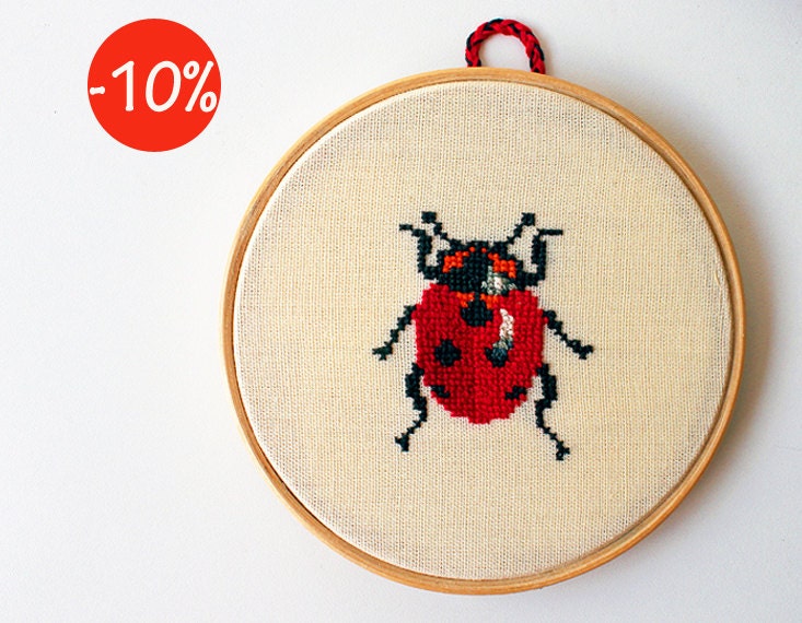 Ladybug - Hand's embroidery in wooden hoop - Red - Summer home decor