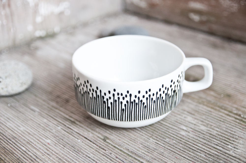 Hand-painted vintage coffee mug "somewhat angular", black and white