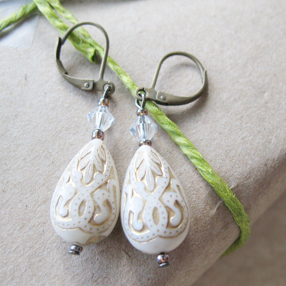 Holidays White and Gold Ornate Dangle Earrings - Wedding Bride - Vintage Inspired - pulpsushi
