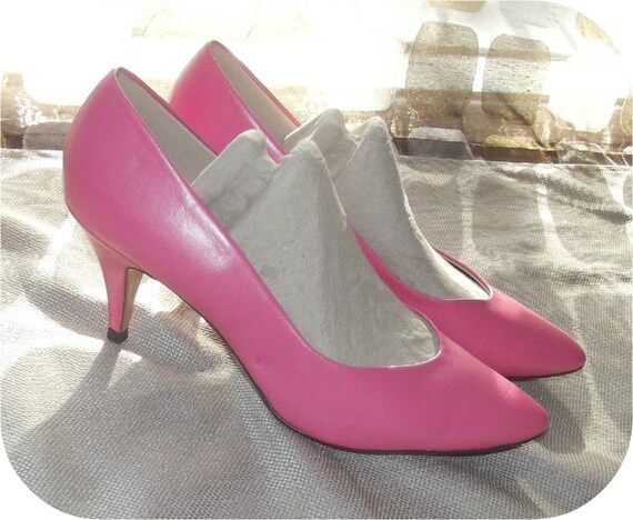 Vintage 80s Coral Pink CLASSIC High Heel Pumps by IntrigueU4Ever