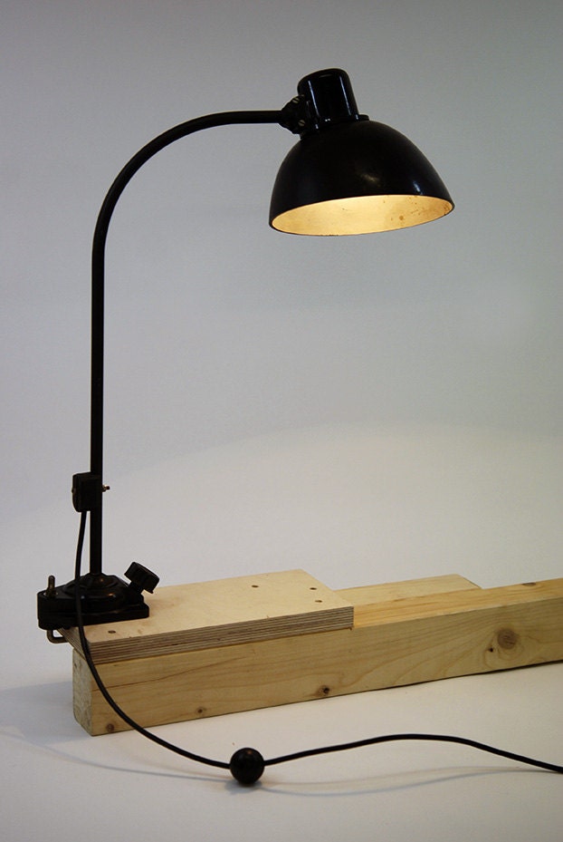Lampe  industrielle vintage à fixer  en métal et bakelite,  :"Black swan".