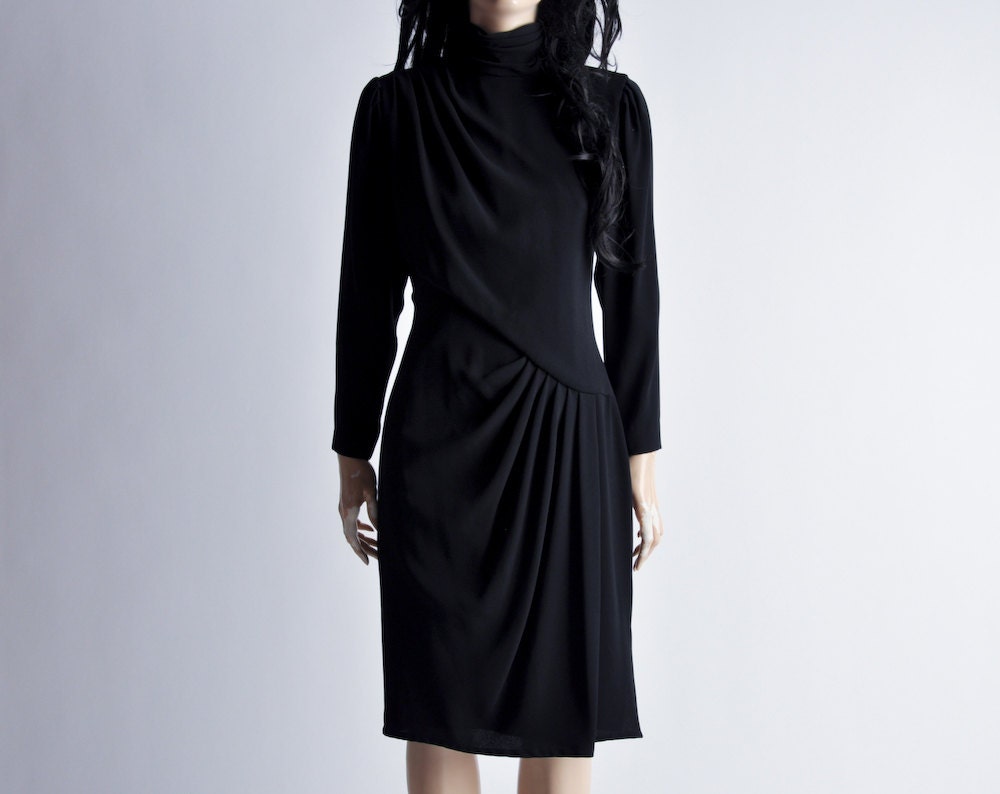 black asymmetric pleat dress / peep back / s