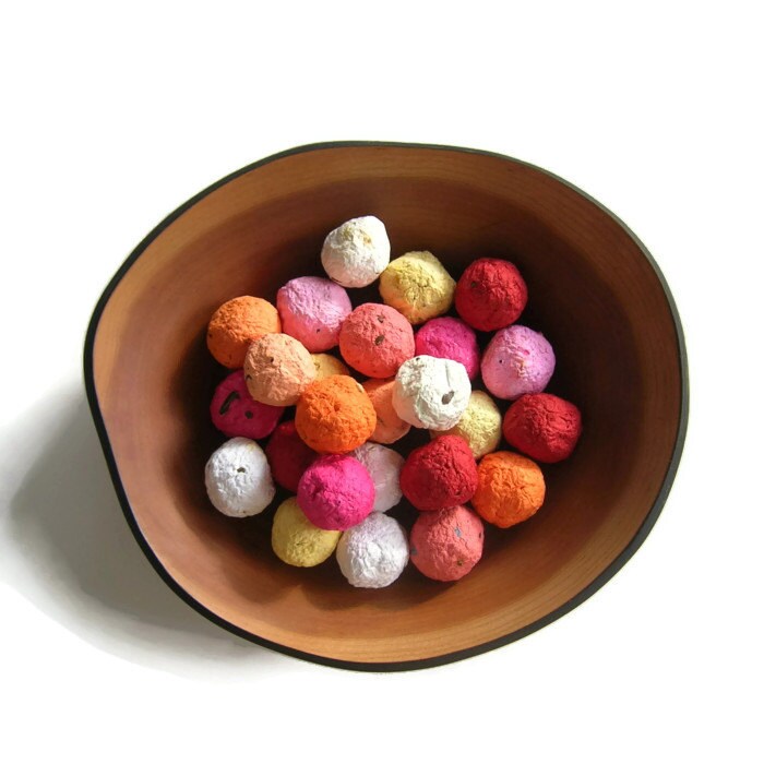 Seed Bombs - Plantable paper balls of handmade paper in warm colors with flower seeds - Ecofriendly wedding favors - Garden wedding