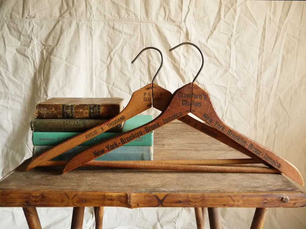 Vintage wooden hangers - New York & Paris - reconstitutions