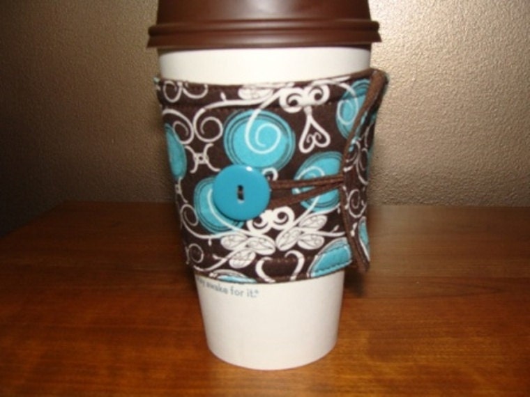 Coffee cozy with button and elastic closure