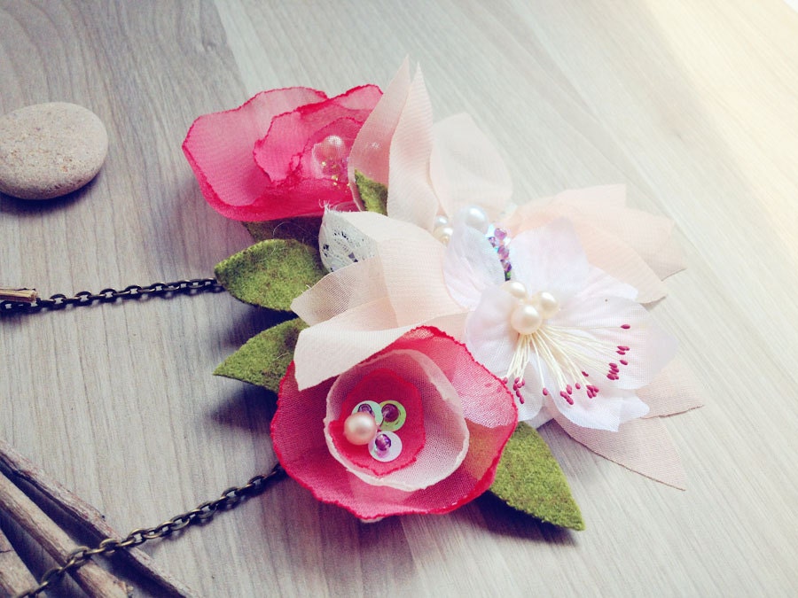 Woodland Statement flowers Necklace. Bib necklace bridesmaid jewelry wedding accesories Pink garden wedding flowers necklace floral necklace - KandyDisenos Woodland Statement flowers Necklace. Bib necklace bridesmaid jewelry wedding accesories Pink garden wedding flowers necklace floral necklace - KandyDisenos