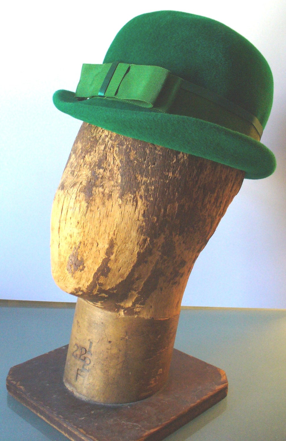 Vintage  Woman's Kelly Green Derby Style Bowler Hat - TheOldBagOnline