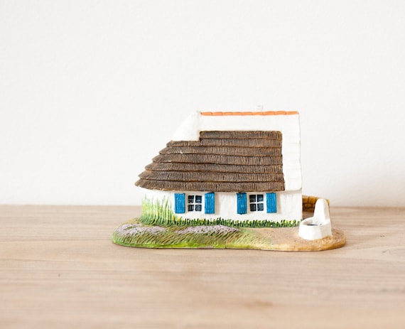 Miniature french breton cottage house - traditionnal french little house - architectural model collectable miniature train