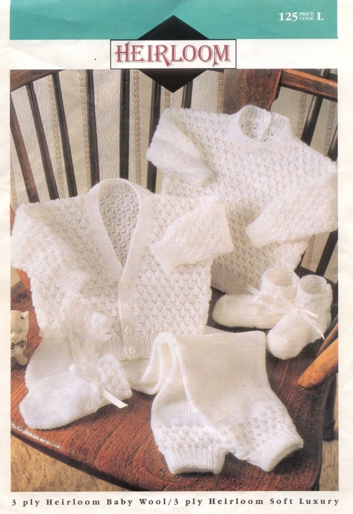 2 Styles of Baby Lacy matinée Coats /& Shawls dans 3-ply /& 4-ply Knitting Pattern
