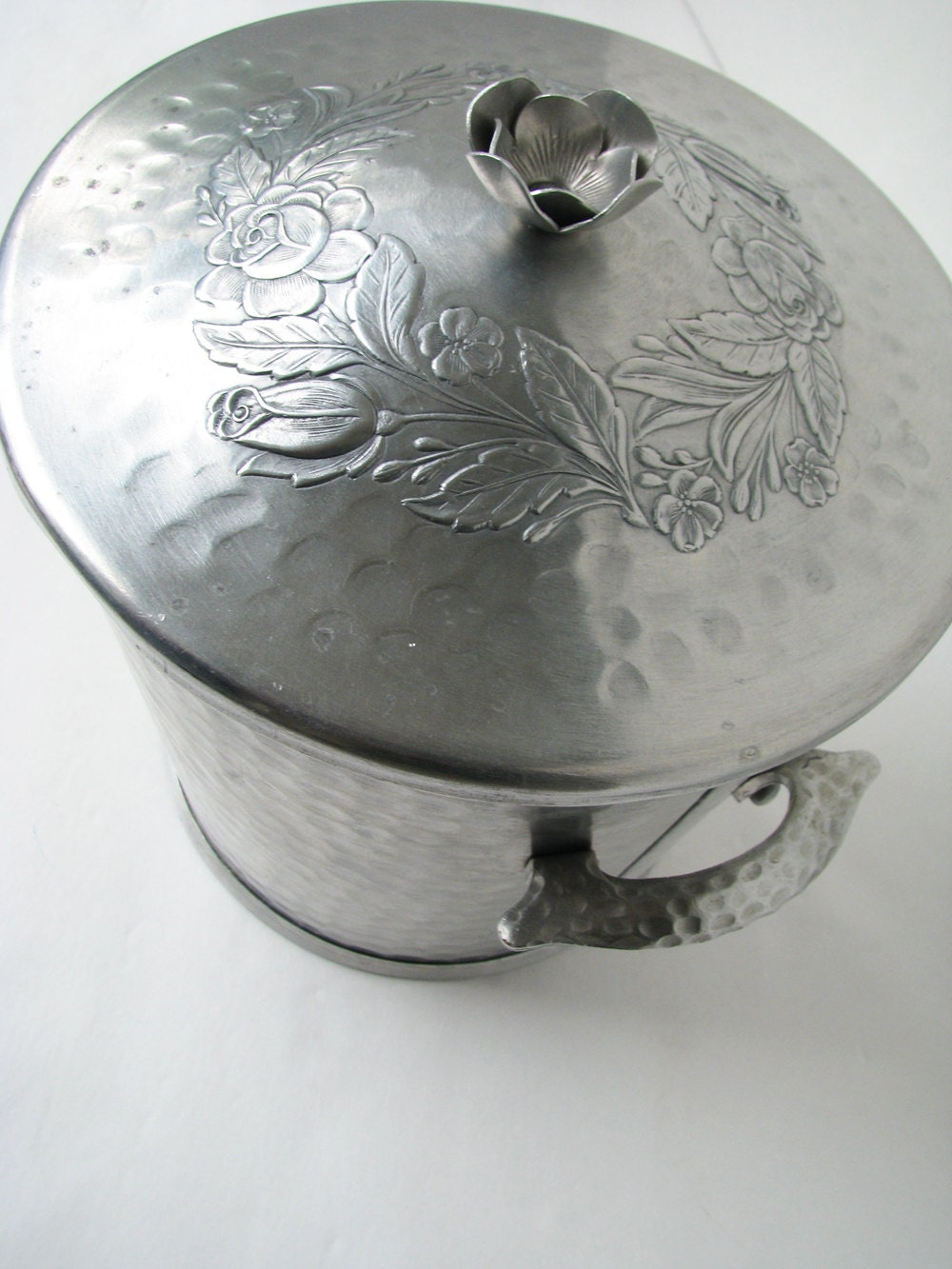 Items similar to Vintage Everlast Hammered Aluminum Ice Bucket on Etsy