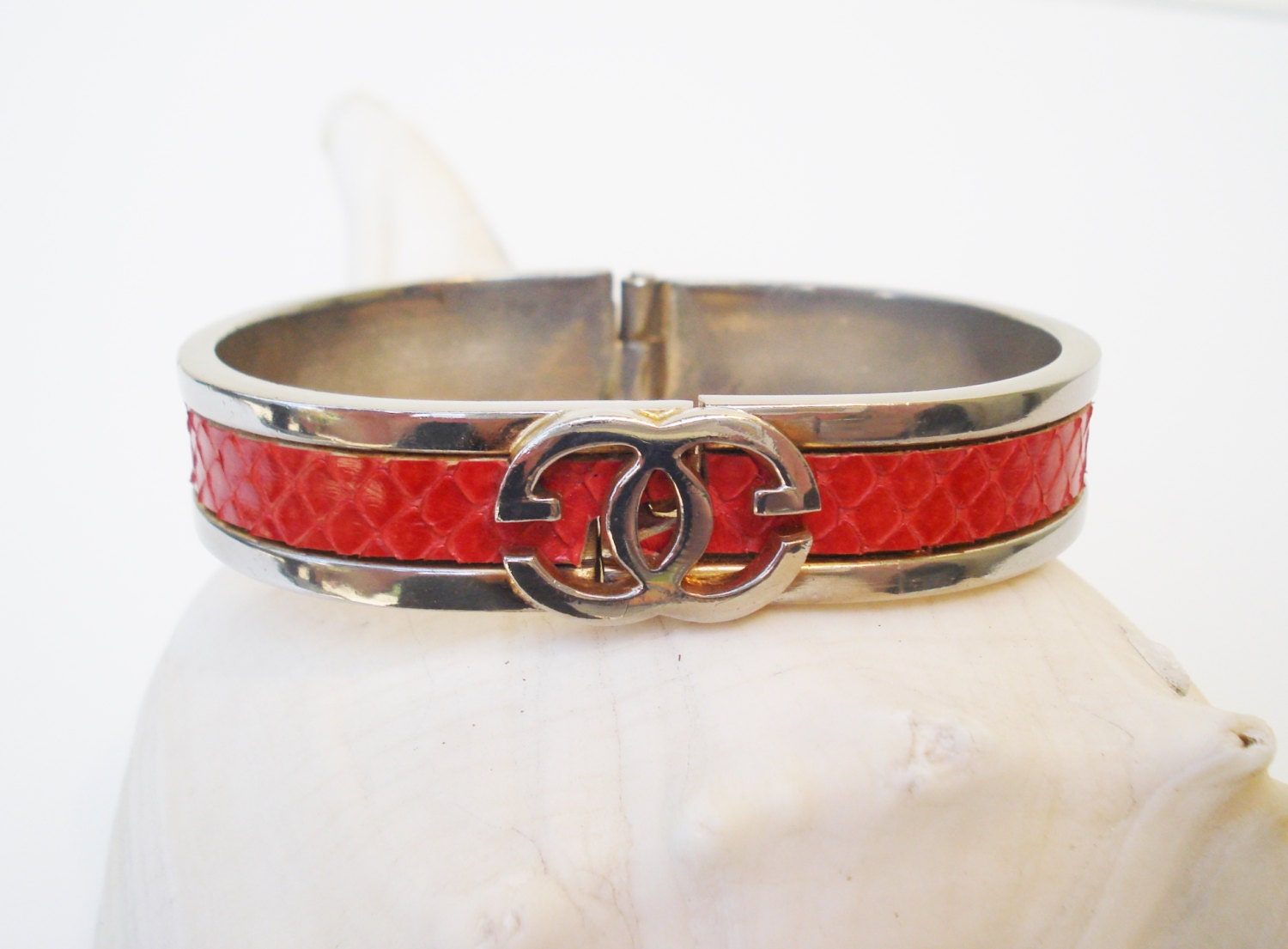 Vintage Clamper Bracelet Red Snake Skin and Silver Colored Metal / Vintage Bracelet / Red Bracelet / Snake Skin Bracelet / 7 inch Bracelet - AlegriaCollection