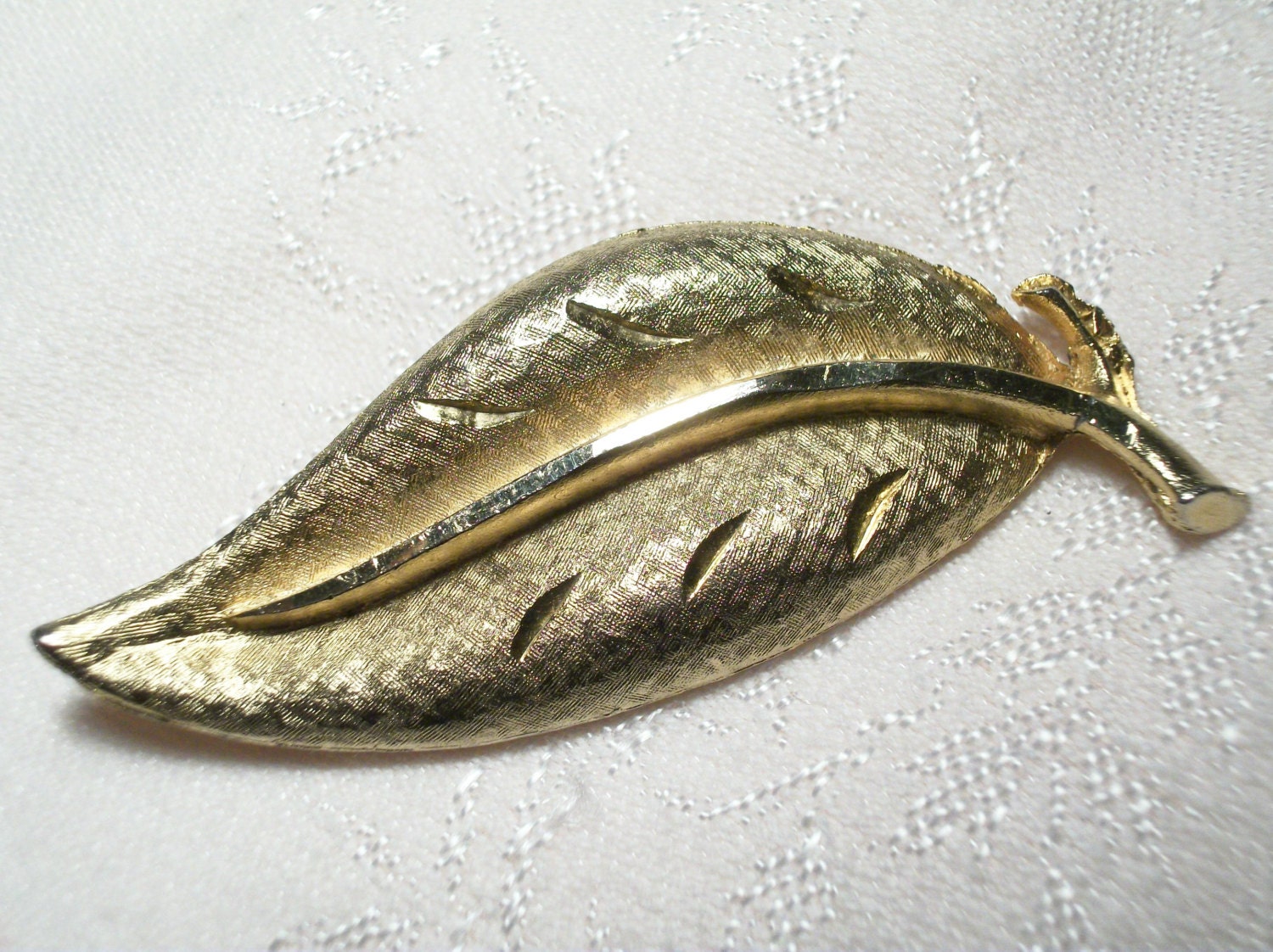 Vintage 1960's  Fashion LEAF BROOCH  Diamond Cut and Brushed Gold Metal Coat Pin Fall Jewelry - SpringJewelryThings