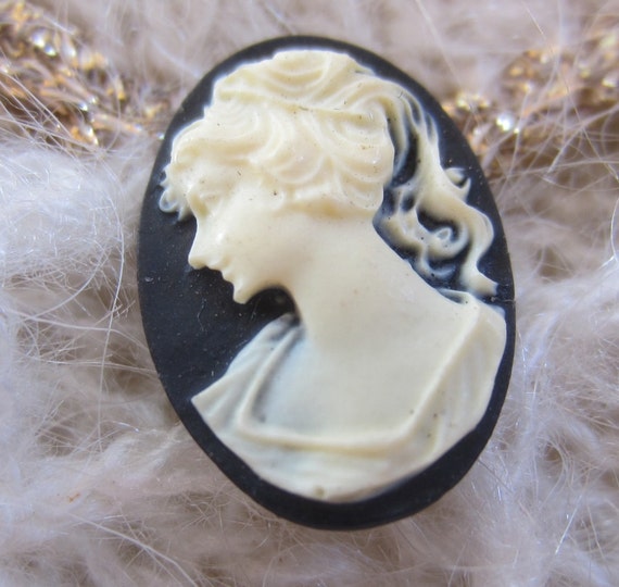 Collectable Cameo black and white oval button.
