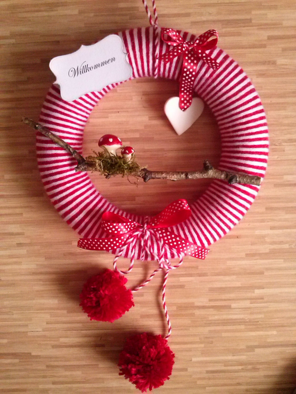 Yarn Wreath Felt Handmade Decoration - Red wreath for Christmas - luksgalek