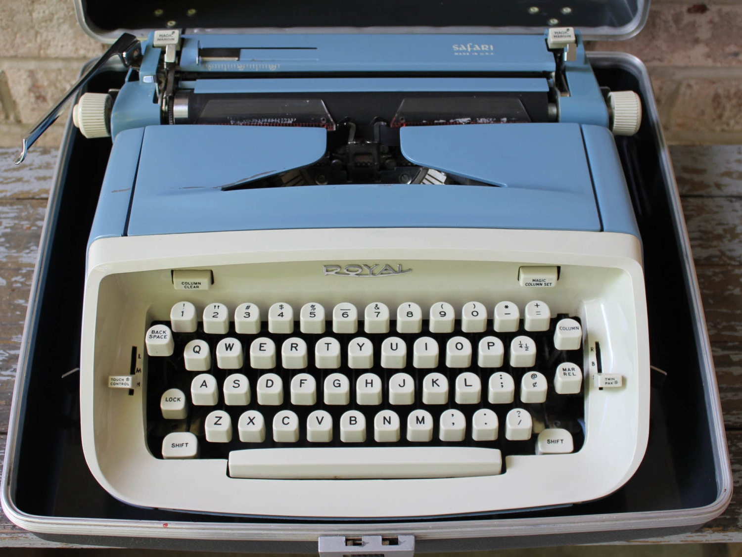 ROYAL Safari portable manual typewriter 1960s by carouselandfolk
