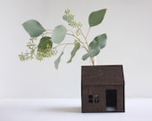 Little bud vase house - small wooden cabin in espresso with flower vase chimney - dark mini architecture - 2of2