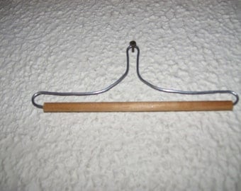 This little quilt hanger a 6" quilt so that it can be hung