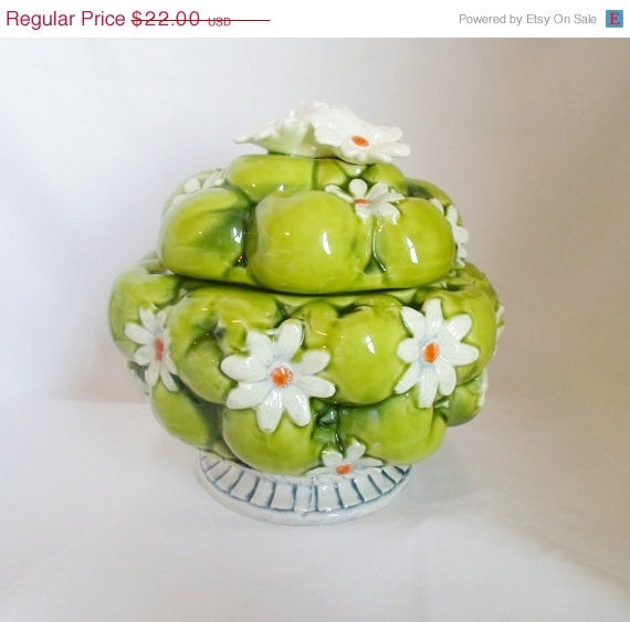 Vintage Inarco Ceramic Green Apple and White Daisys Soup Terrine Cookie Jar 1967 Japan In Like New Condition Cottage Chic Retro