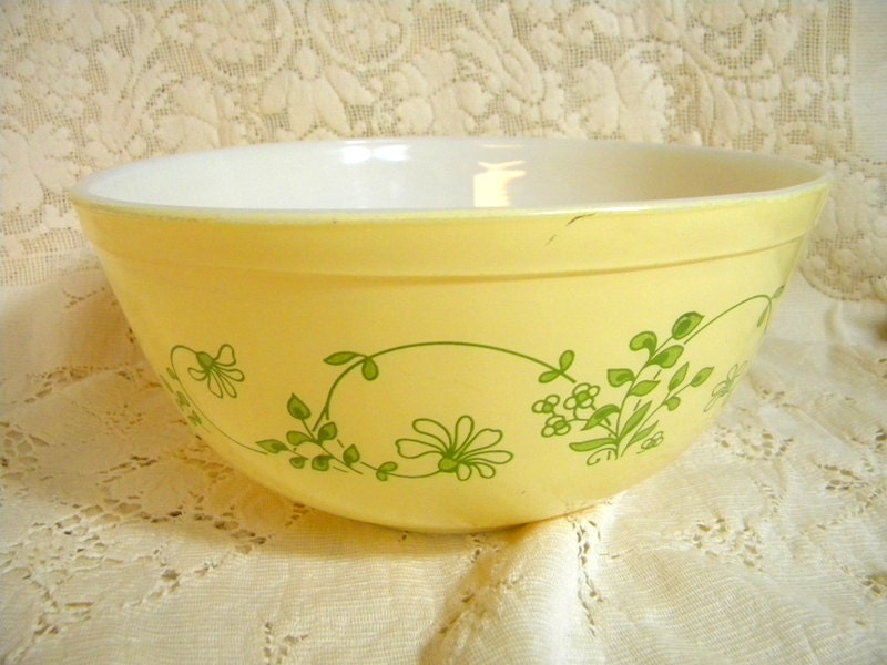 Pyrex Shenandoah mixing bowl in yellow and green large size