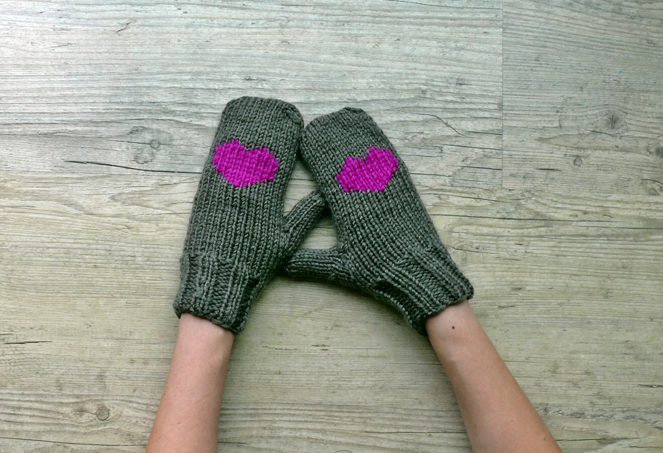 gray winter gloves with purple heart - PauliszkaKnits