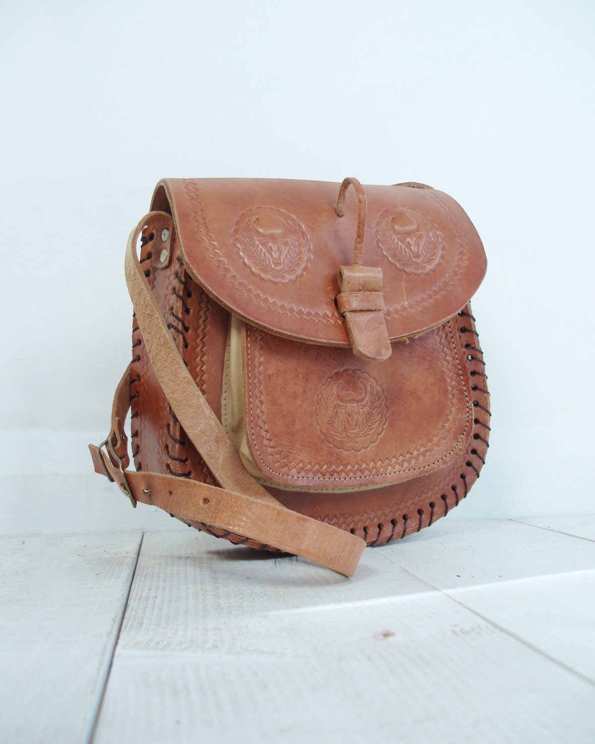 Vintage 1960s tan light brown leather tooled / embossed saddle shoulder bag