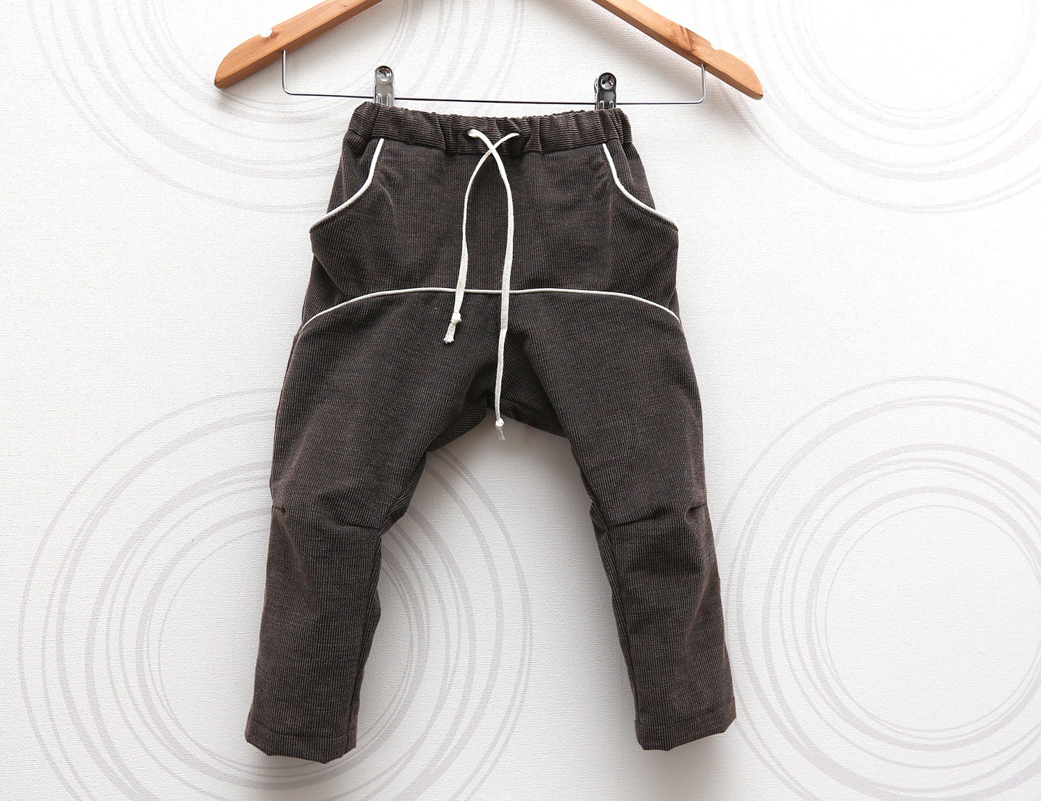 Toddler boys corduroy pants in brown Adjustable waist Comfortable slouchy low crotch trousers with tighter legs  // size US 1-3 (EU 80-98) - ZanziBach