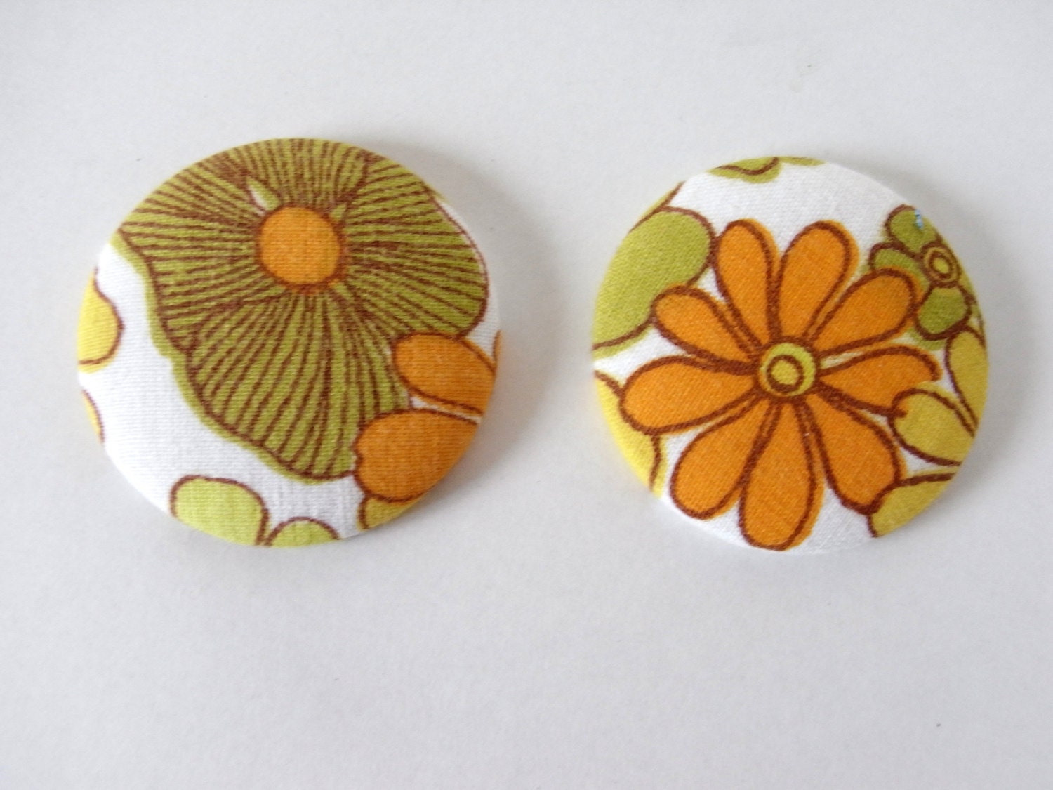 Big Vintage Retro Daisy Fabric covered buttons x 2 - craft supply