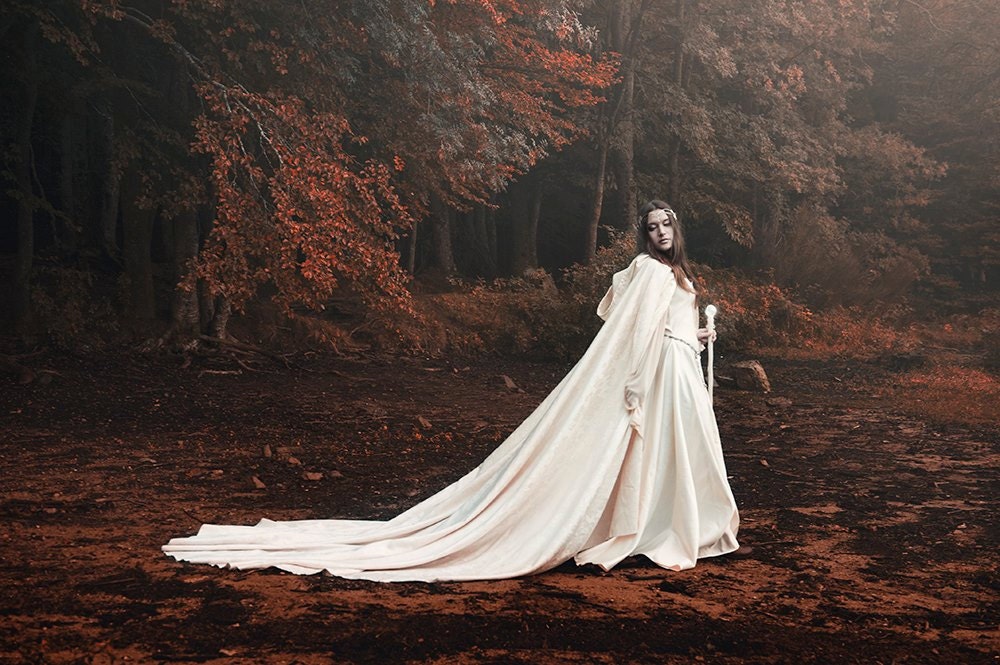 Long damasc cloak with hood