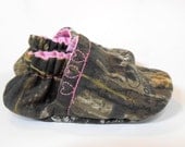 Mossy oak baby shoes, girl baby shoes, camo baby booties 0-5T, pink camo, baby booties,camo baby,baby shoes, toddler shoes - mychickiet