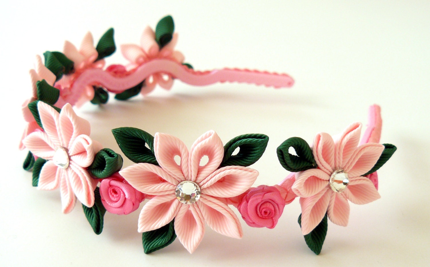 Bandeau de Kanzashi fleur de tissu rose. .